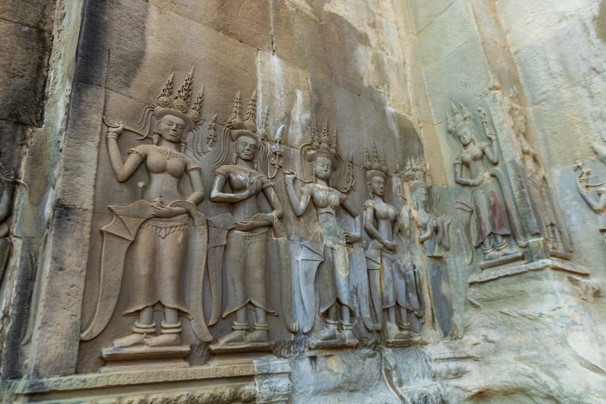 Bas-reliefs de devatas sculptés dans le grès d'une galerie d'Angkor Wat