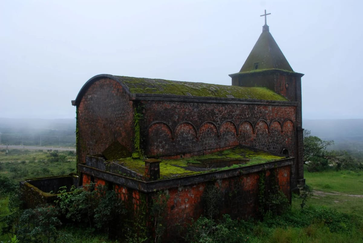 Église catholique abandonnée, couverte de mousse, sur le plateau de Bokor pris dans la brume