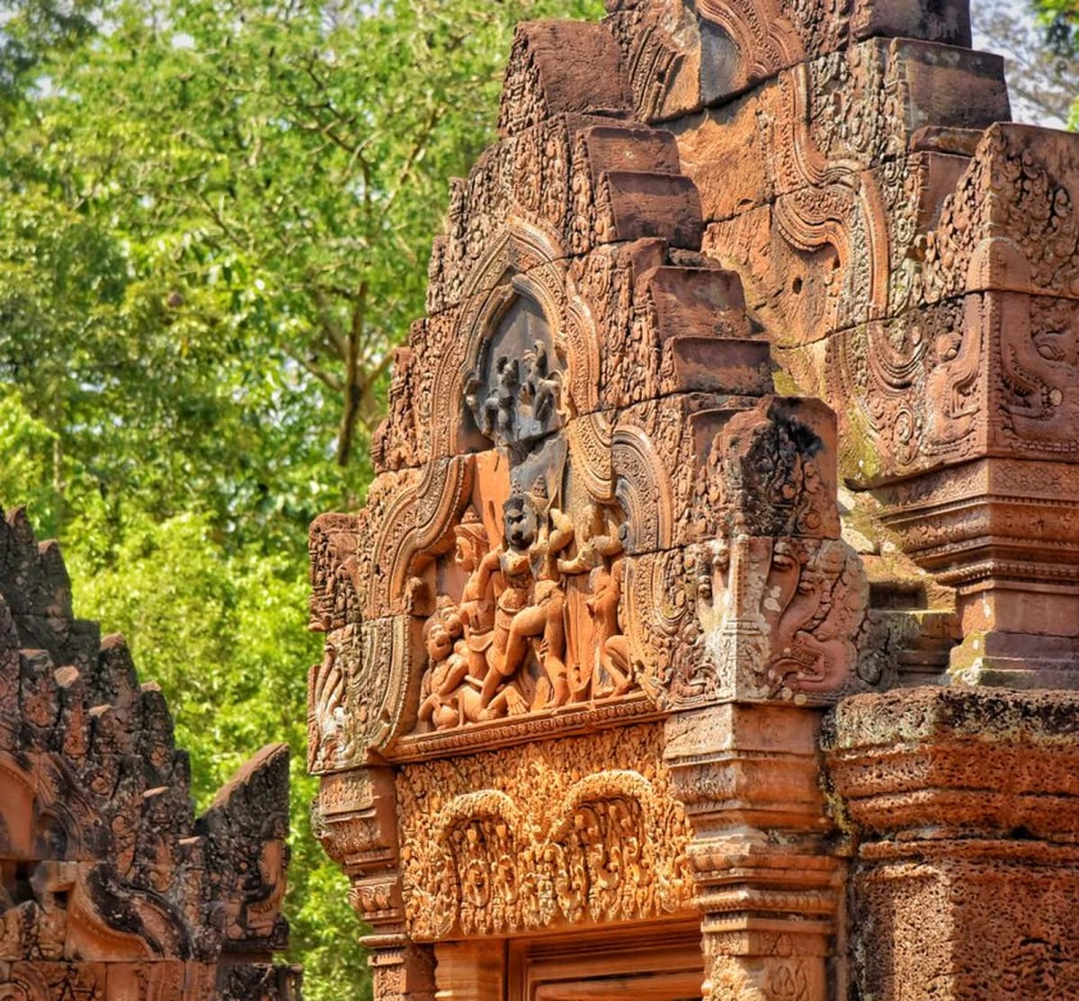 Fronton et linteau finement sculptés dans le grès rose du temple de Banteay Srei
