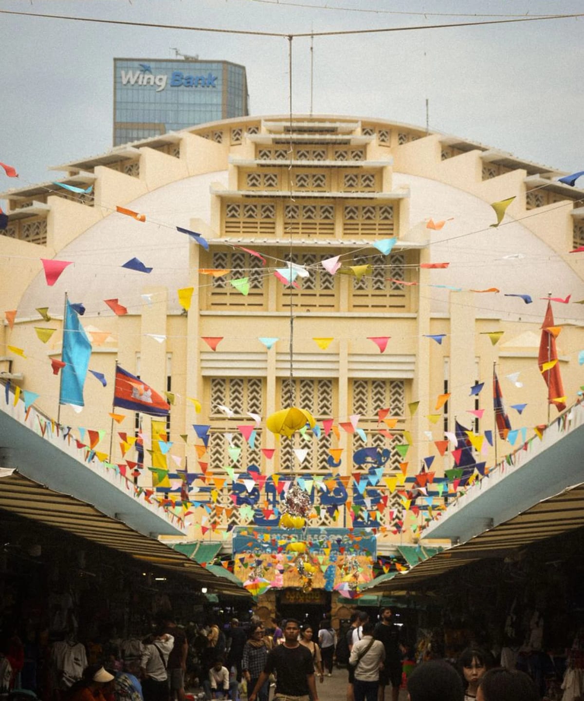 Coupole art déco du marché central de Phnom Penh, guirlandes de fanions au-dessus de l'allée