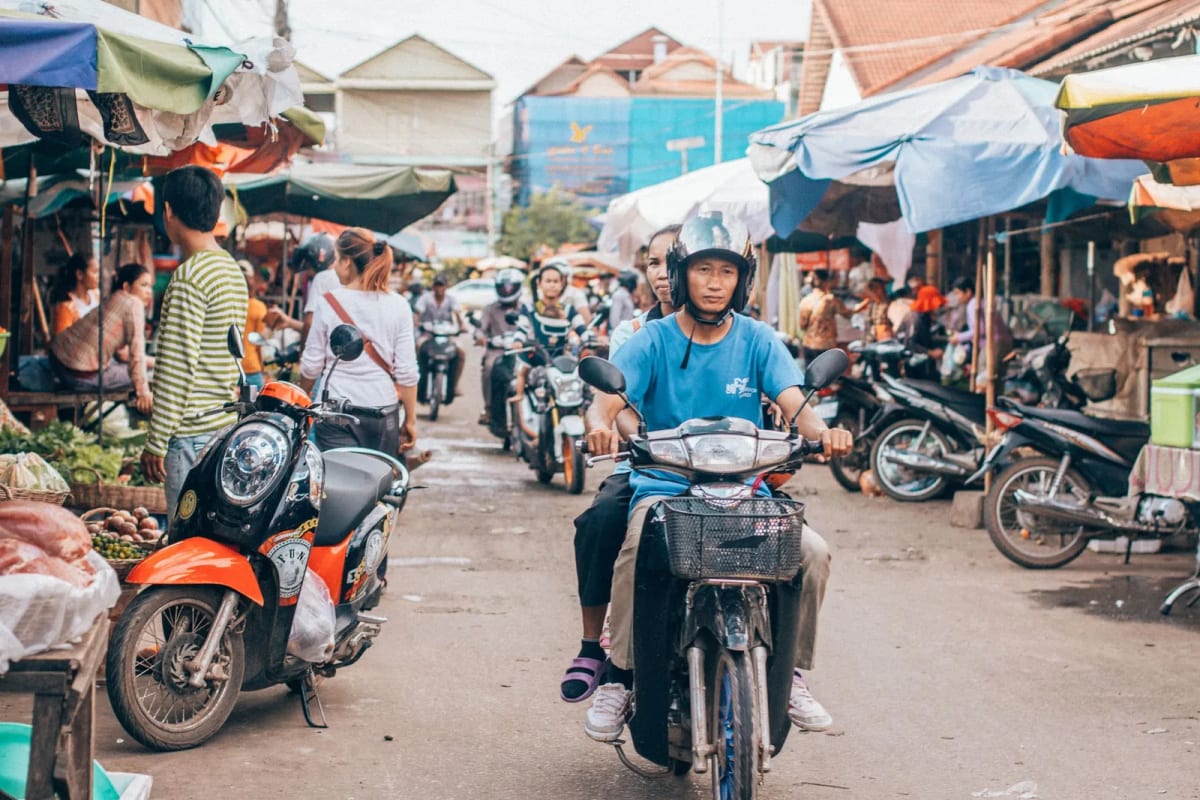 Rue de marché encombrée de motos au Cambodge