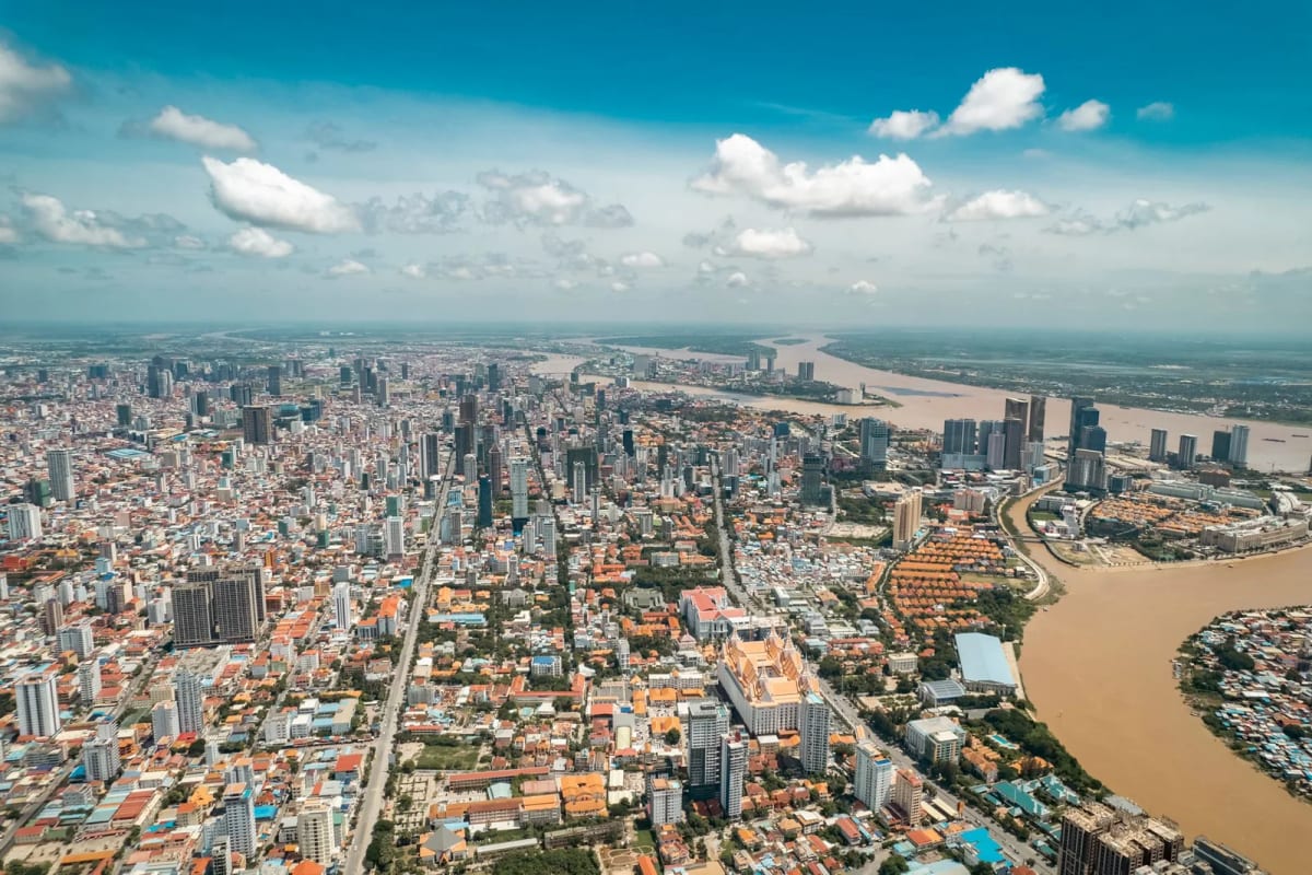 Vue aérienne de Phnom Penh au confluent du Mékong et du Tonlé Sap