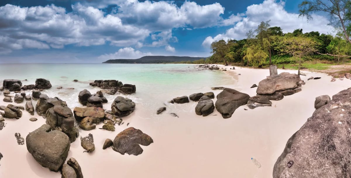 Plage de sable clair et pointe boisée sur l'île de Koh Rong