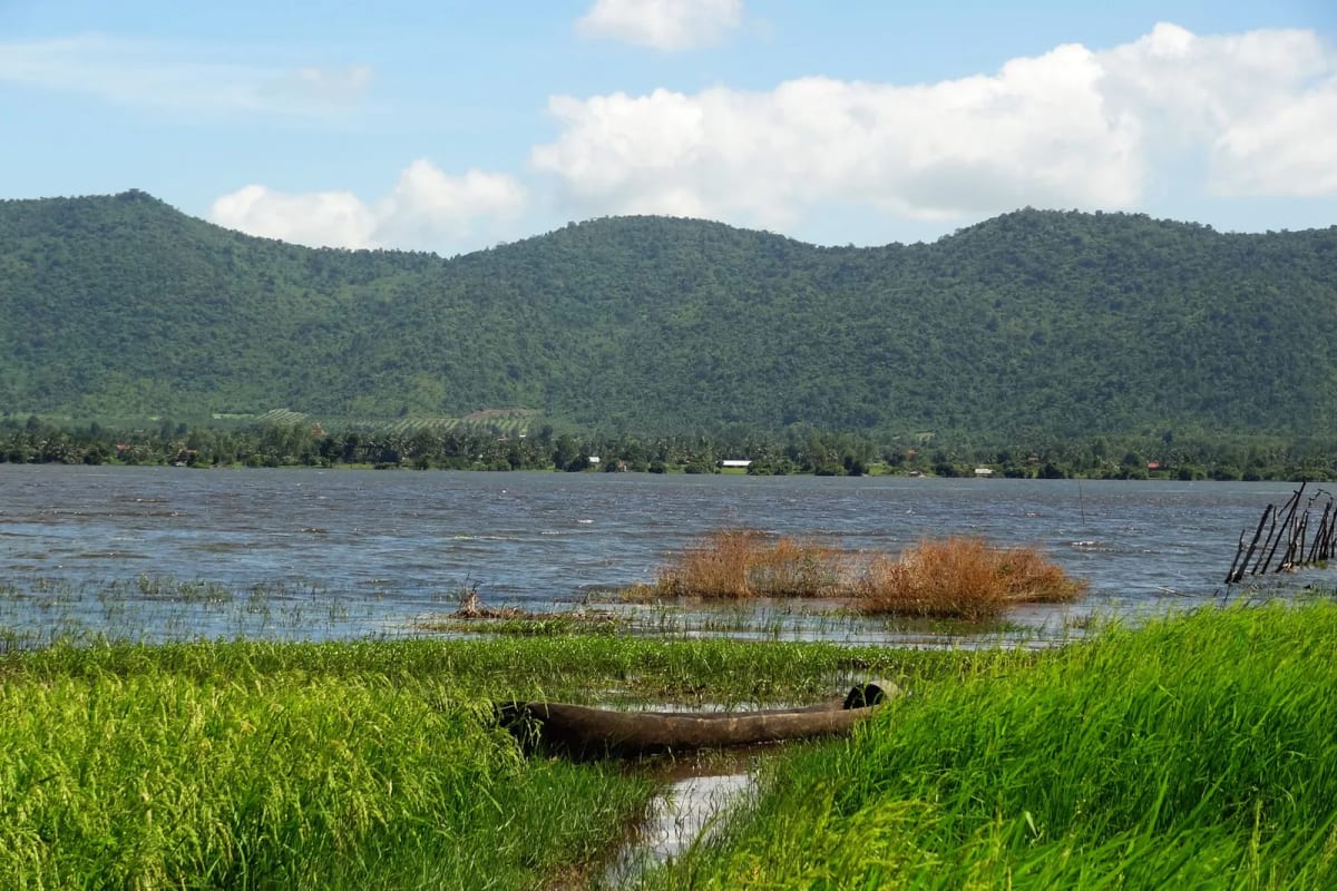 Rivière de Kampot et massif du Bokor en arrière-plan