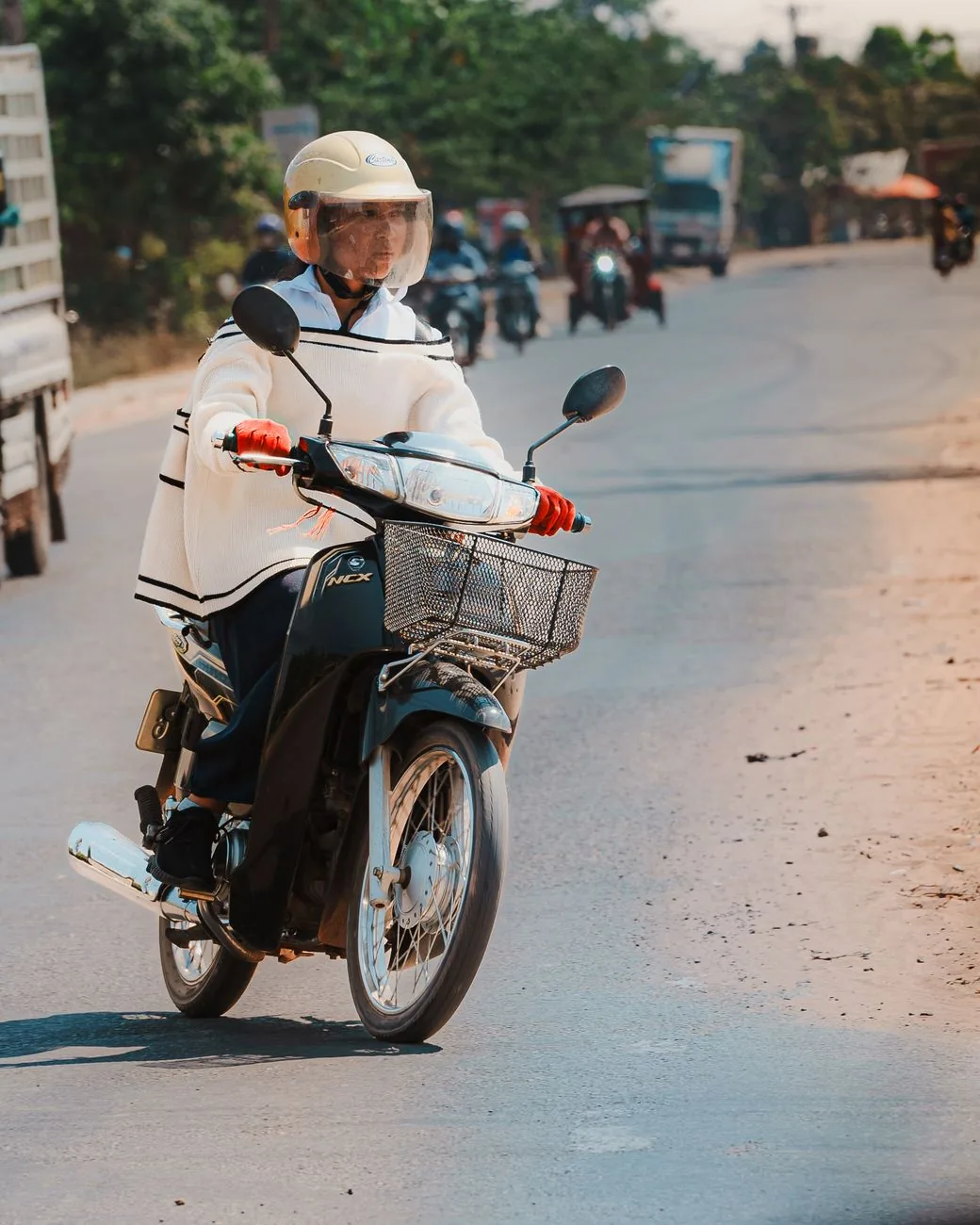 Scooter et casque sur une route du Cambodge