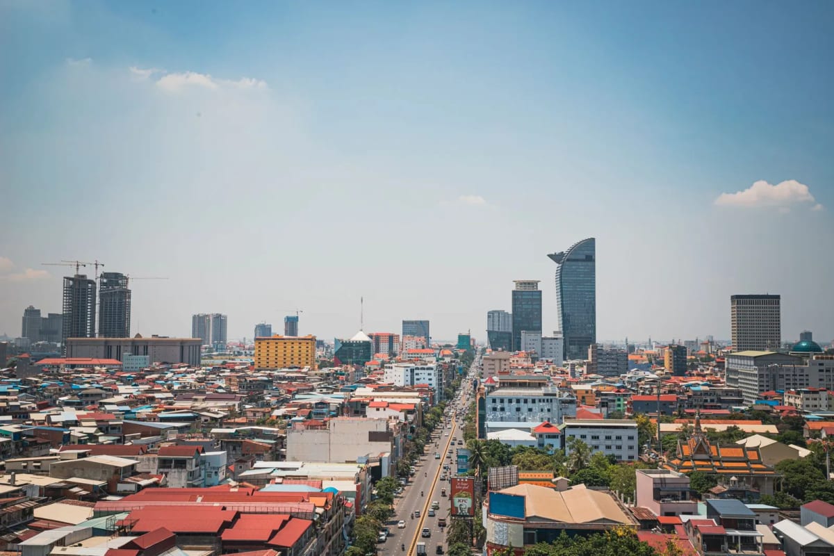 Ligne d'horizon de Phnom Penh dominée par la tour Vattanac et les grues de chantier