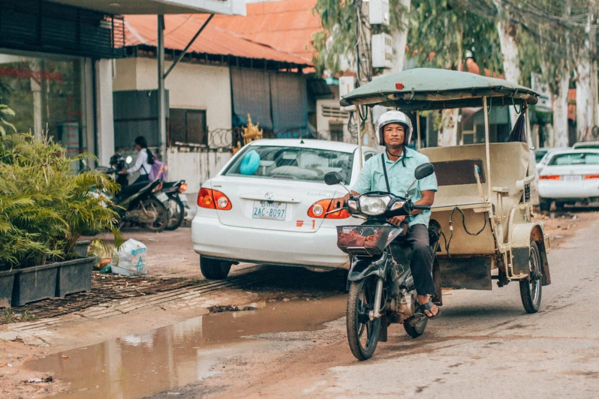 Tuk-tuk à remorque sur une route du Cambodge