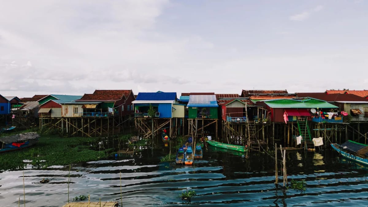 Village sur pilotis aux maisons colorées au bord du Tonlé Sap