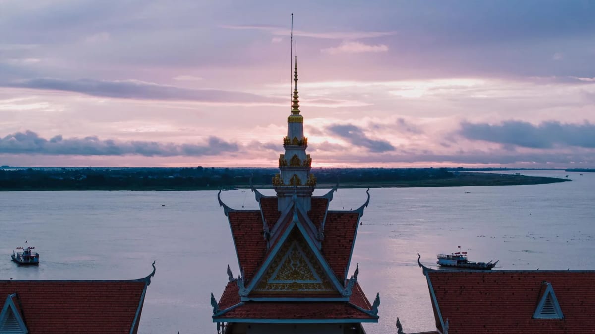 Flèche d'un wat khmer au-dessus du Mékong à l'aube